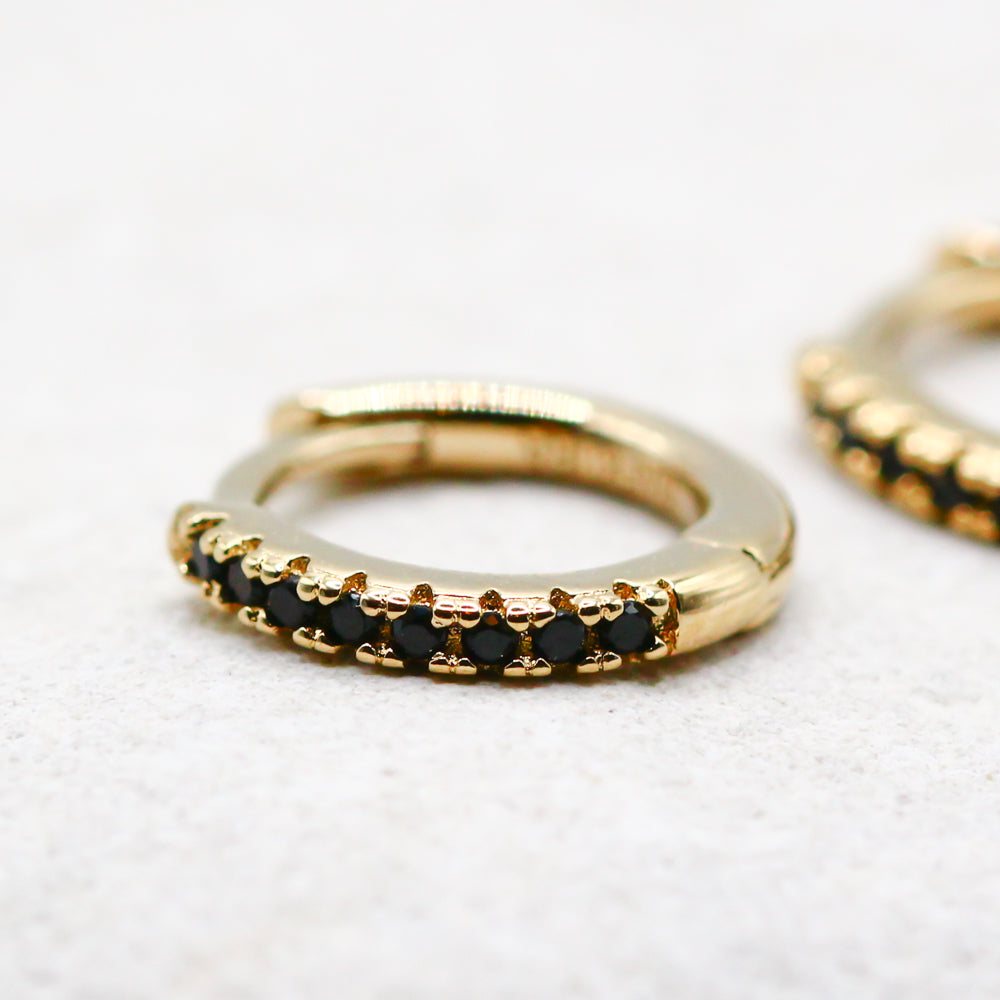 Fair hergestellte, wasserfeste Ohrringe aus recyceltem Gold, Creolen mit schwarzen Zirkonia