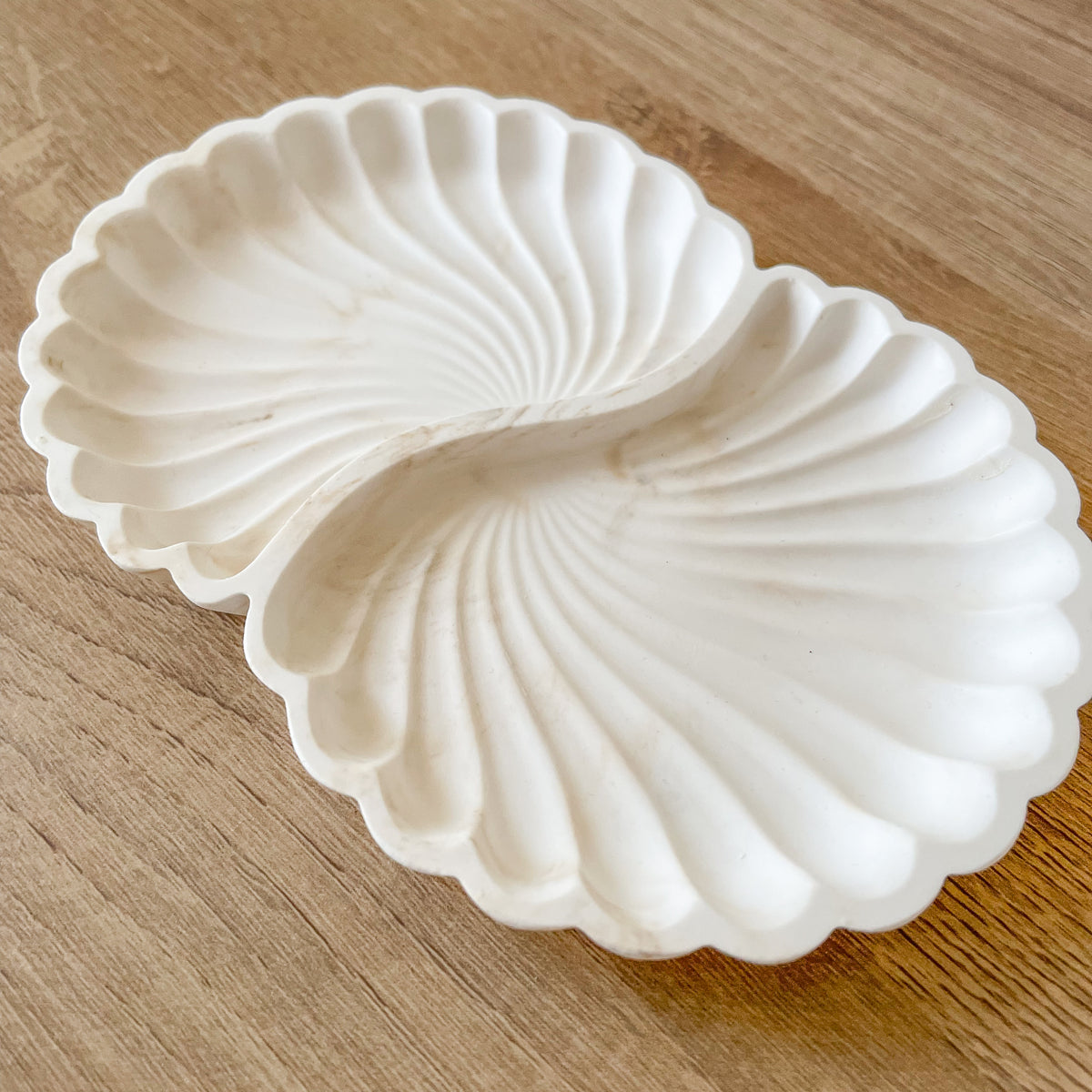 weisse schmuckablage in muschelform