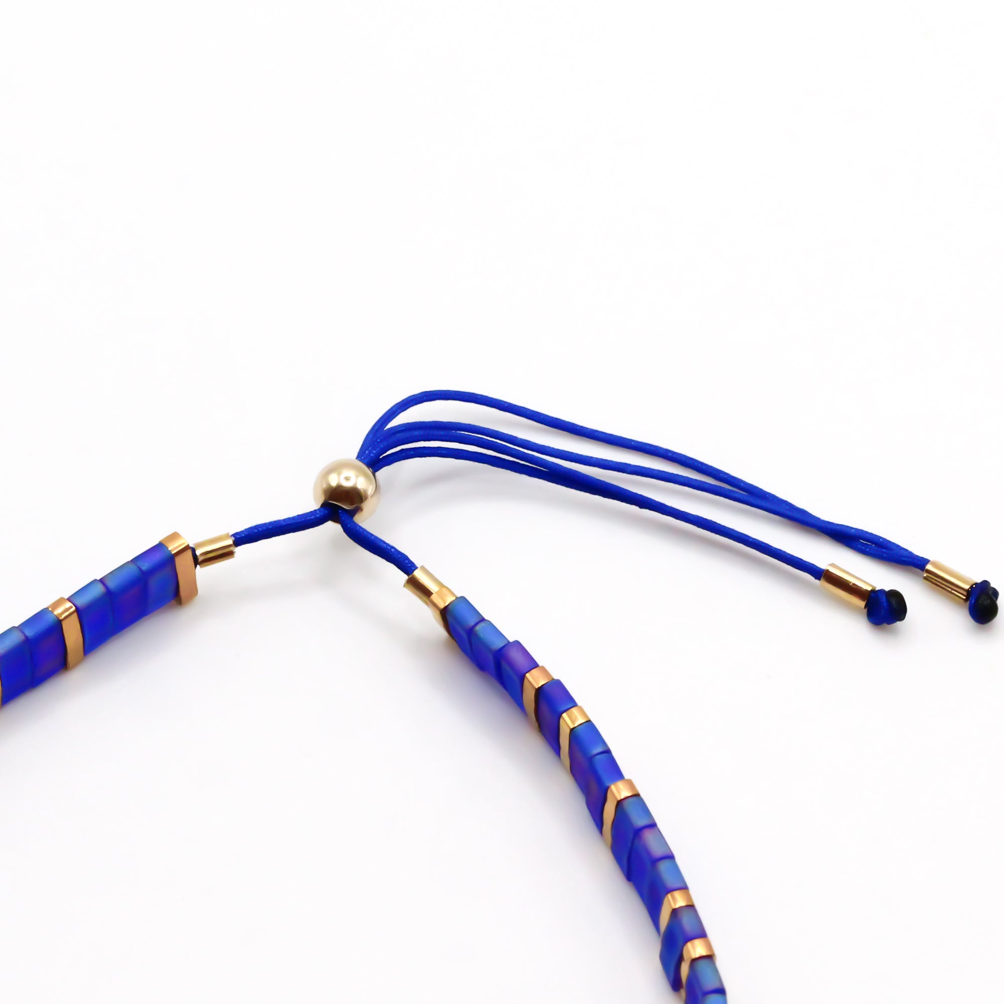 Blaues Perlenarmband mit Gold Perlen und verstellbarem Verschluss