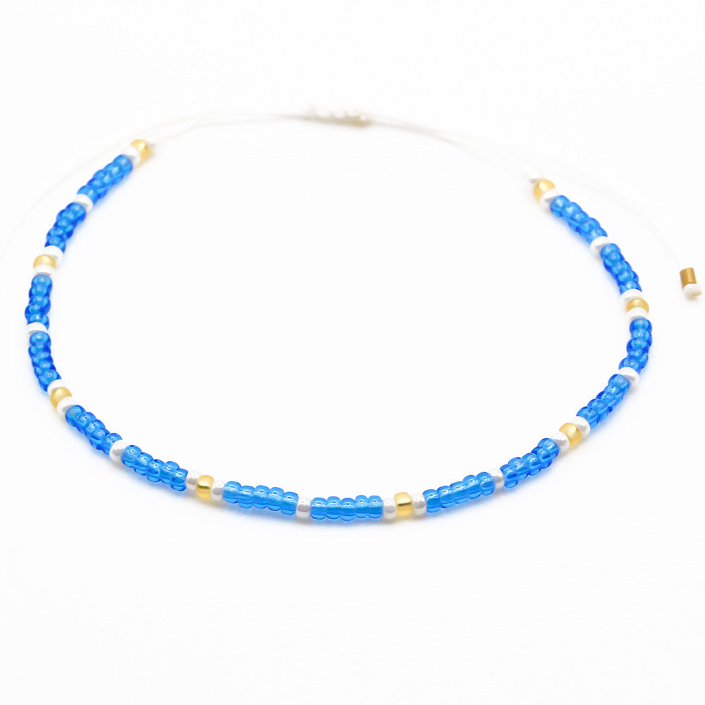 sommerliches armband aus blauen perlen